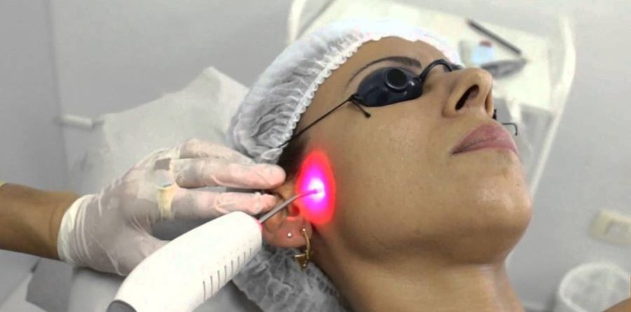Na odontologia a laserterapia tem inúmeras indicações: aftas ou úlceras, estomatites, neuralgia do Trigêmio, mucosites (após quimioterapia), candidíase, desensibilização radicular em recessões gengivais, disfunção temporo-mandibular (DTM), pericoronarite, trismo, pericementite, queilite angular, herpes, síndrome da ardência bucal, paralisia facial periférica, parestesias, hipersensibilidade dentinária após preparos cavitários, sensibilidade após clareamento dentário, pós-operatórios para acelerar cicatrização, dores e edemas bucais em geral.
